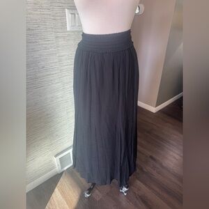 3/25🙂 Dana Buchman Black lined pull on skirt. Flowy design, elastic waist.Sz L